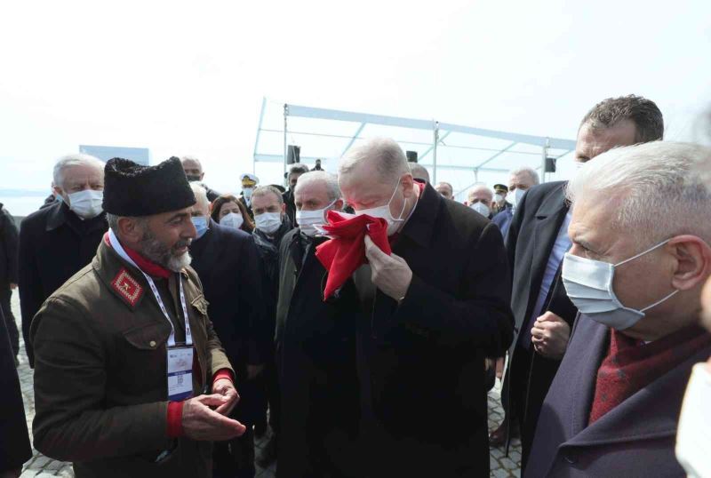 Göksu’dan aldığı bayrağı Cumhurbaşkanı Erdoğan’a teslim etti
