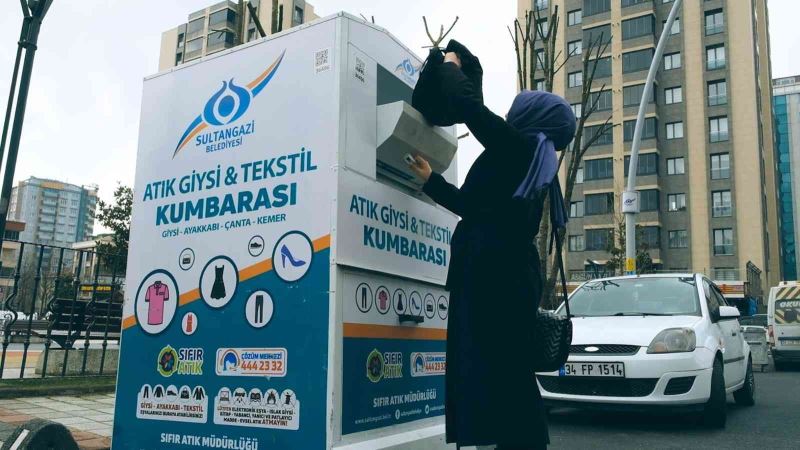 Sultangazili kadınlar geri dönüştürülen kumaşlarla sokak hayvanlarına elbise dikiyor
