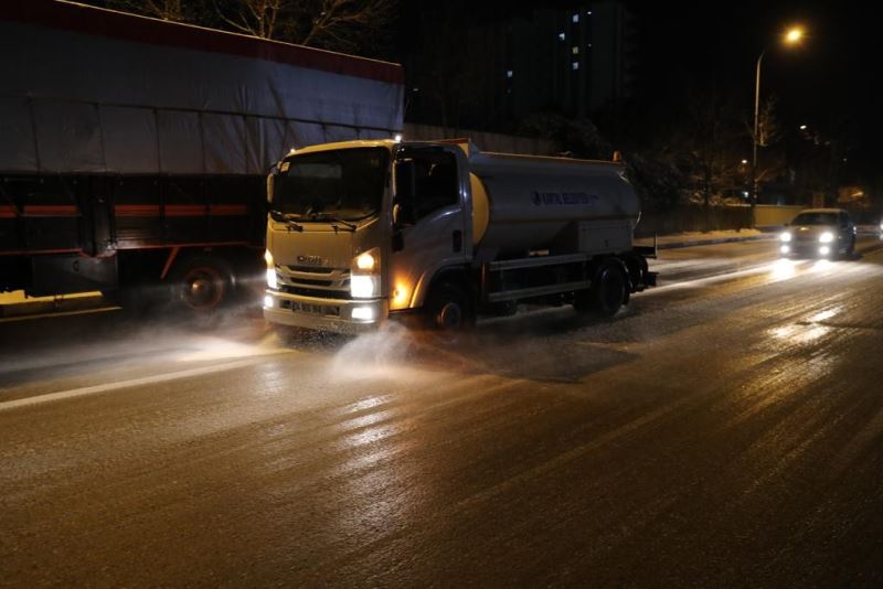 Kartal Belediyesi karla mücadele ekipleri mesaiye devam ediyor