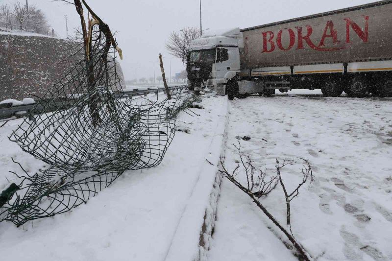 Amasya’da karlı yolda tır kontrolden çıktı, uzun araç kuyruğu oluştu
