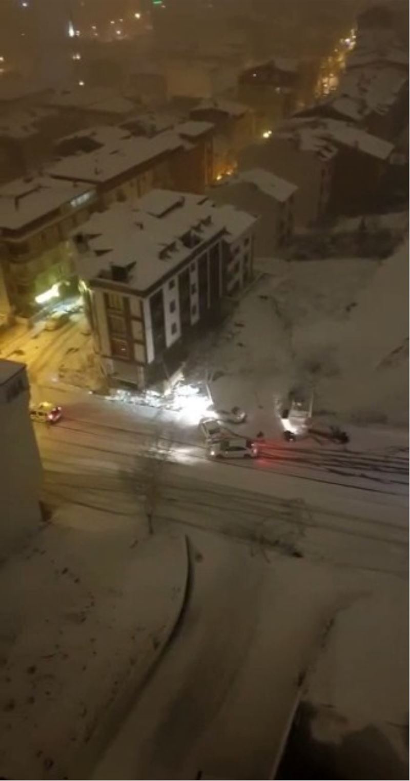 Kar nedeniyle duramayan sürücü araca ve motosiklete çarptı
