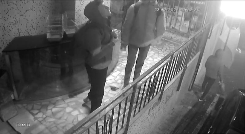 Ümraniye’de pişkin kafes hırsızları: Güvenlik kamerasına el hareketi çekti
