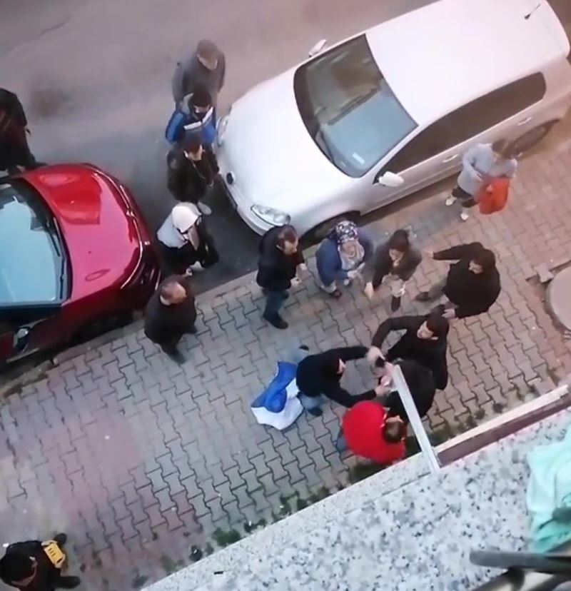 Taciz şüphelisini dövüp polise teslim ettiler
