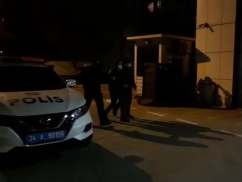 Kadıköy’de aracın üstüne çıkıp taksiciye uçan tekme atan şahıs yakalandı

