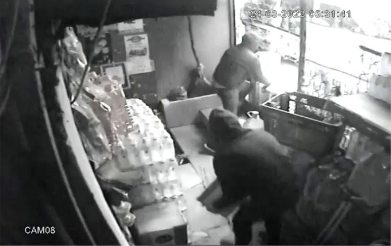 Başakşehir’de tüp ve Ayçiçek yağı çalan hırsızlar kamerada