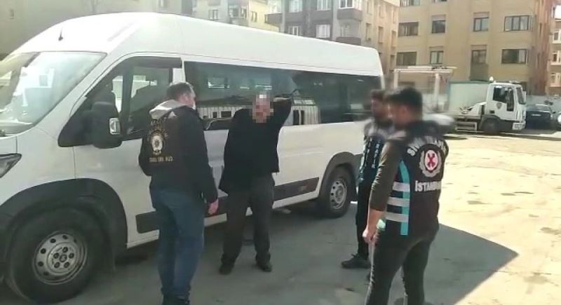 İstanbul’da tek kollu sürücü okul servisini kullanırken yakalandı
