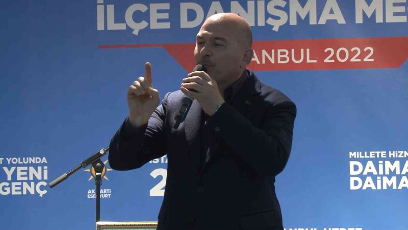 İçişleri Bakanı Süleyman Soylu, AK Parti Esenyurt İlçe Başkanlığı’nda partililerle bir araya geldi