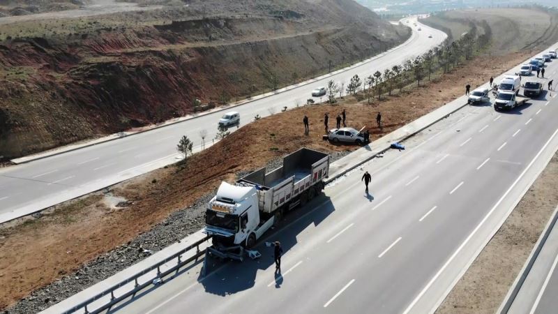 Yolda bozulan aracı kontrol eden tamirci tırın altında kaldı
