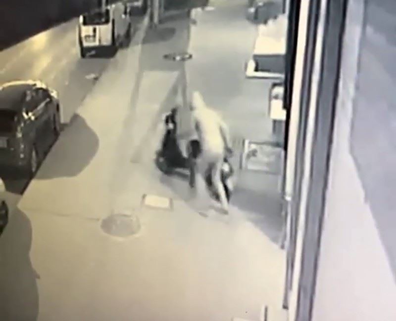 Park halindeki motosikleti çalarak kayıplar karıştı, o anlar kameraya yansıdı
