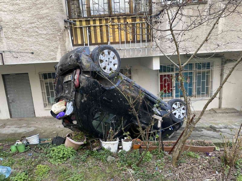 Üsküdar’da otomobil, 10 metreden apartman bahçesine uçtu