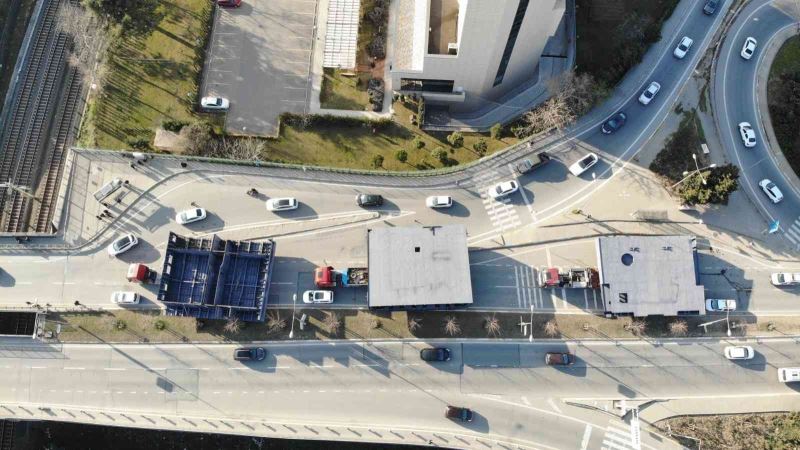 Tuzla’da tırlarla taşınan gemi parçaları nedeniyle yol trafiğe kapatıldı