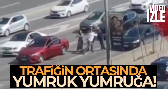 Maltepe’de araçları durdurup yumruk yumruğa kavga ettiler