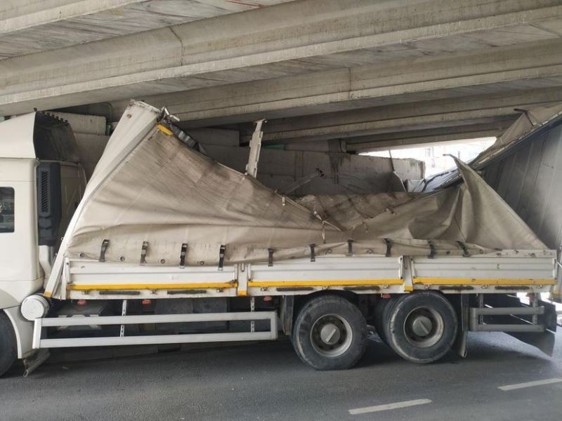 Küçükçekmece’de tır köprüye sıkıştı
