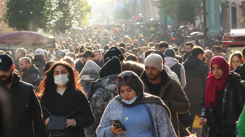 Güneşli havayı fırsat bilen vatandaşlar İstiklal Caddesi’ne akın etti
