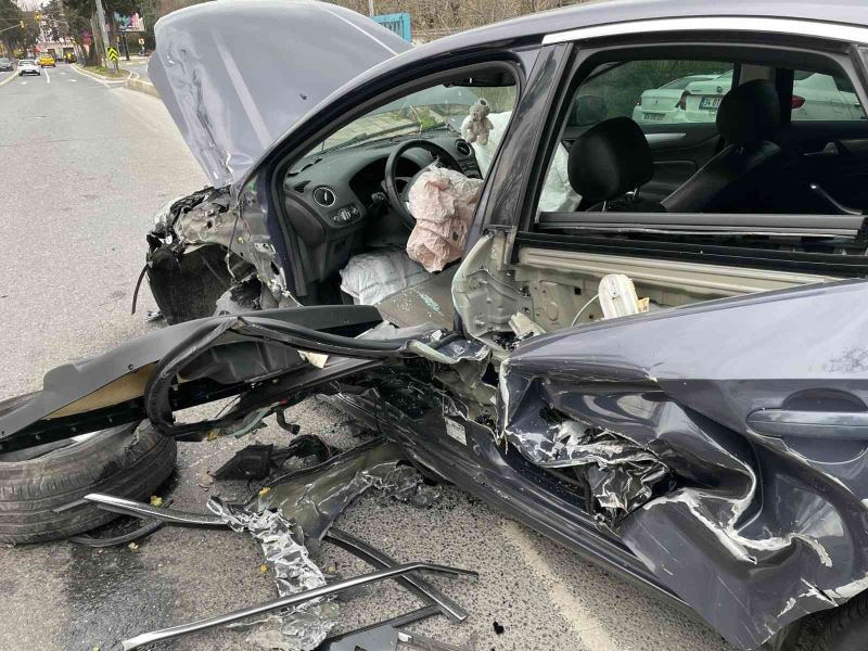 Sarıyer’de hatalı sollama yapan araç karşı yönden gelen araca çarptı: 3 yaralı