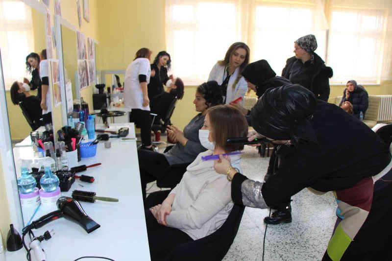 Kuaförlerden sağlık çalışanı kadınlara jest

