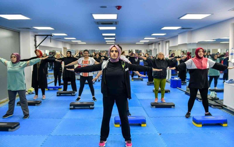 Esenyurt’ta step aerobik derslerine kadınlardan yoğun ilgi
