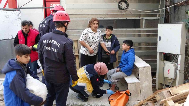 Pendik’te inşaatta 5 metre derinliğindeki çukura düşen çocuk kurtarıldı
