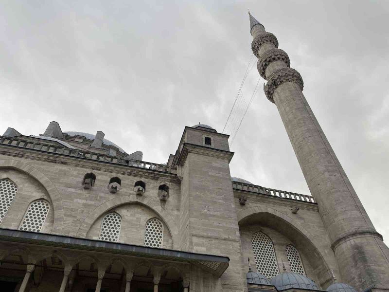 Süleymaniye Camii’nin şerefesinden parça koptu
