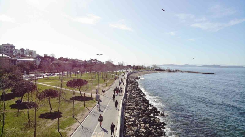 Güneşli havayı fırsat bilen İstanbullular Caddebostan sahiline akın etti