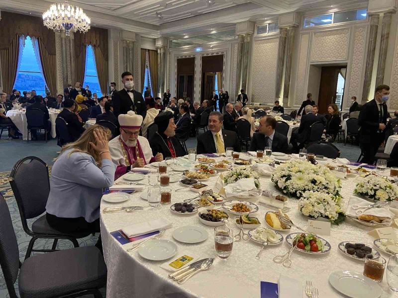 Ruhani liderler ve başkonsoloslar İstanbul Valiliği tarafından düzenlenen iftar programında buluştu
