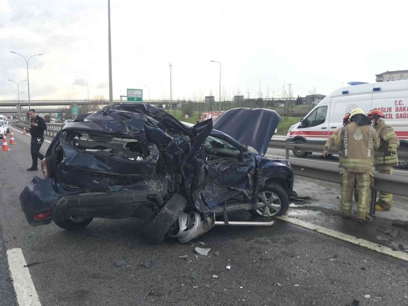 TEM’de turistleri taşıyan minibüs, kaza yapan araçlara çarptı: 4 yaralı
