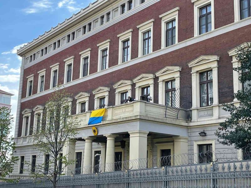 Beyoğlu’nda bulunan Almanya Başkonsolosluğu binasına Ukrayna bayrağı asıldı