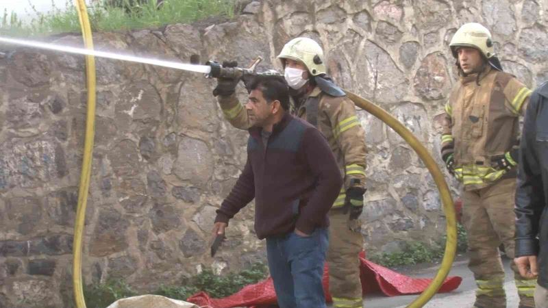 Ataşehir’de buğday yüklü nakliye kamyonu alevlere teslim oldu
