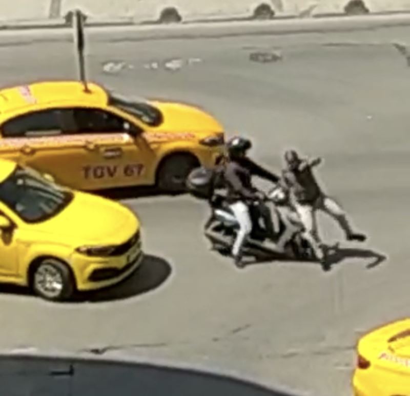 Zeytinburnu’nda motosiklet sürücüsü, tartıştığı taksiciyi ezmeye çalıştı