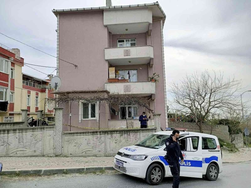 Çamaşırları toplamak için gitti, komşusunun cansız bedenini buldu
