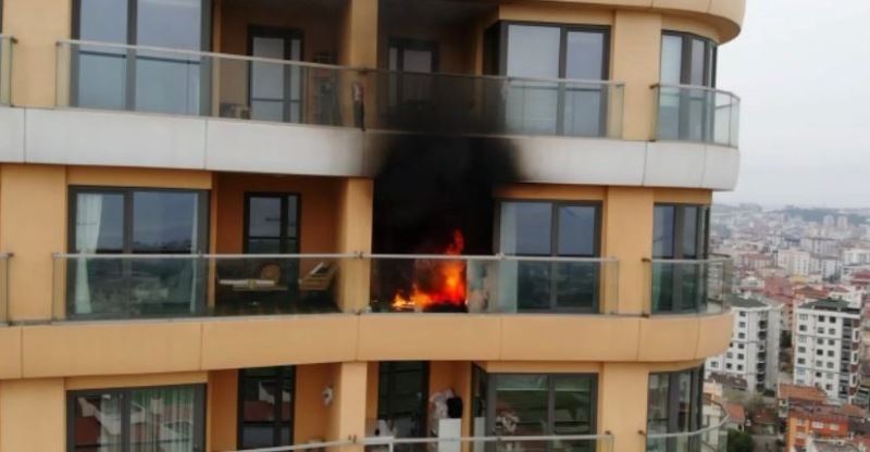 Kartal’da 34 katlı bir binanın 21’inci katında bilinmeyen bir nedenle yangın çıktı. Olay yerine çok sayıda itfaiye ve sağlık ekibi sevk edildi.

