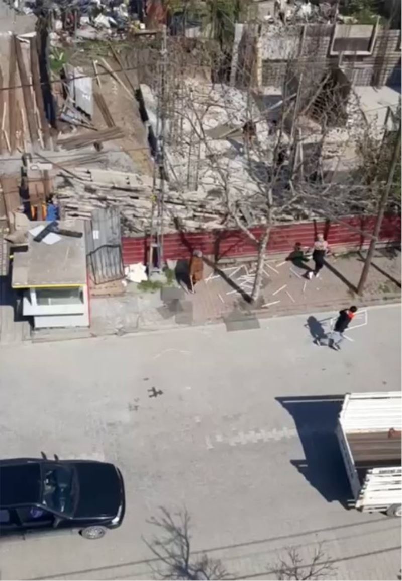 Yaşlı kadın eline demir sopa aldı, hırsızları kovaladı
