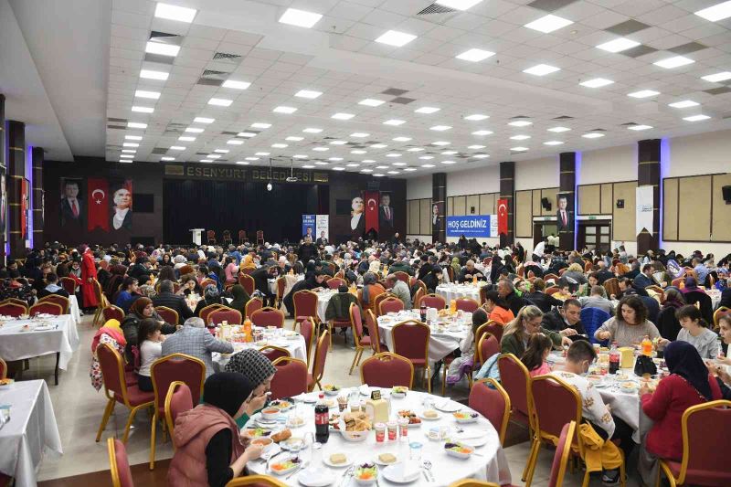 Esenyurt Belediyesi gazi ve şehit ailelerini iftar sofrasında ağırladı