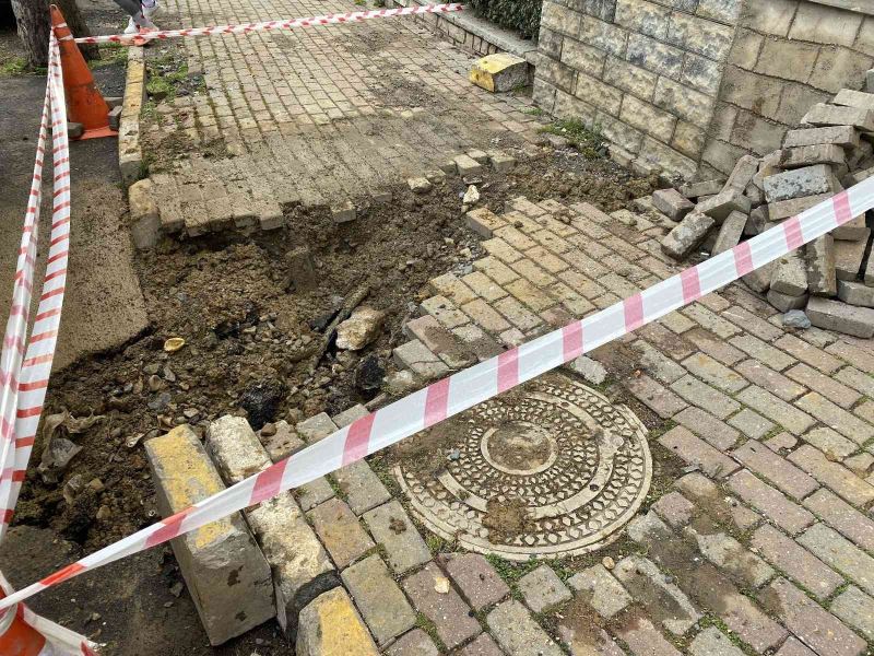 Kadıköy’de İSKİ’ye ait boru patladı, fışkıran su metrelerce yükseldi