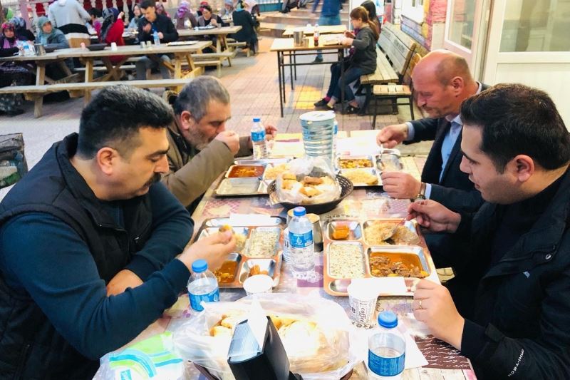 Kaymakam Gökcecik, ilk iftarı köylülerle birlikte yaptı
