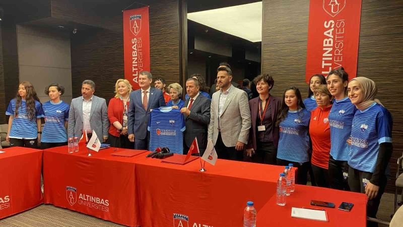 Kadın futbolculara forma desteği
