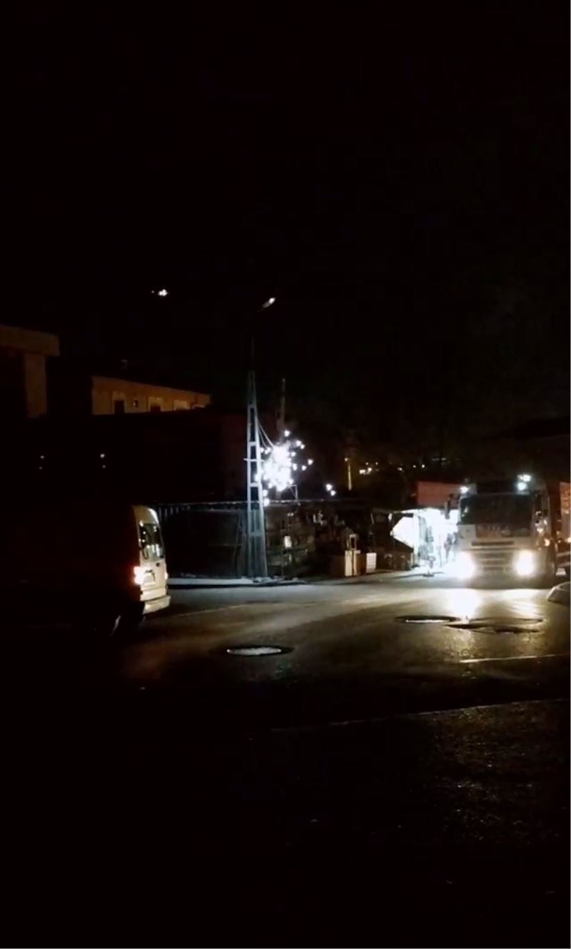 Arnavutköy’de patlayan elektrik telleri mahallede paniğe neden oldu

