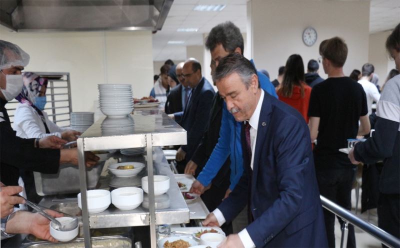 Rektör Elmacı öğrencilerle iftar yaptı
