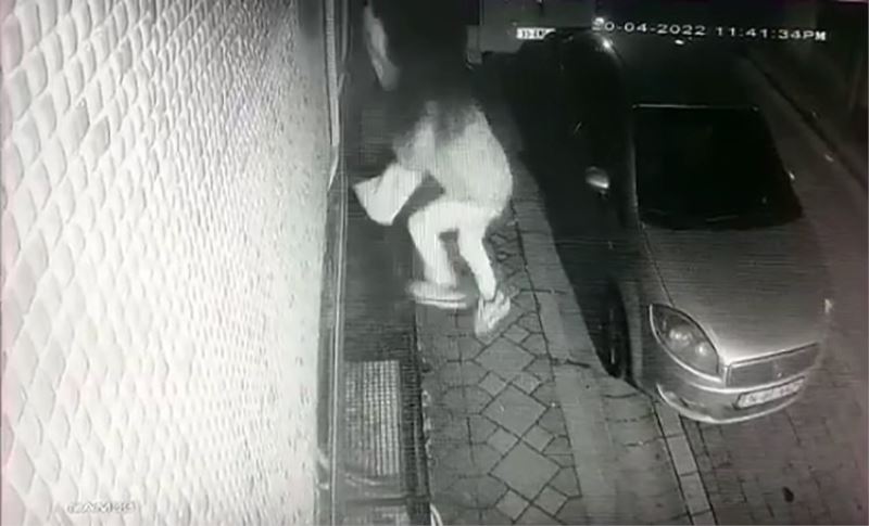 Zeytinburnu’nda genç kız ipten kıyafet çaldı