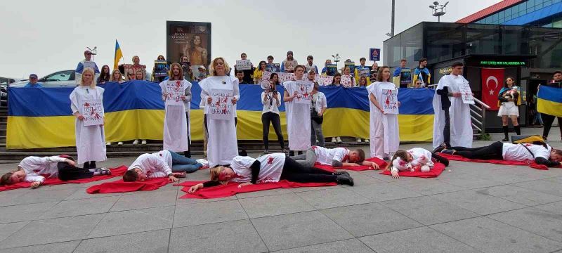 İstanbul’da Ukraynalılardan kefenli ’savaşa hayır’ eylemi
