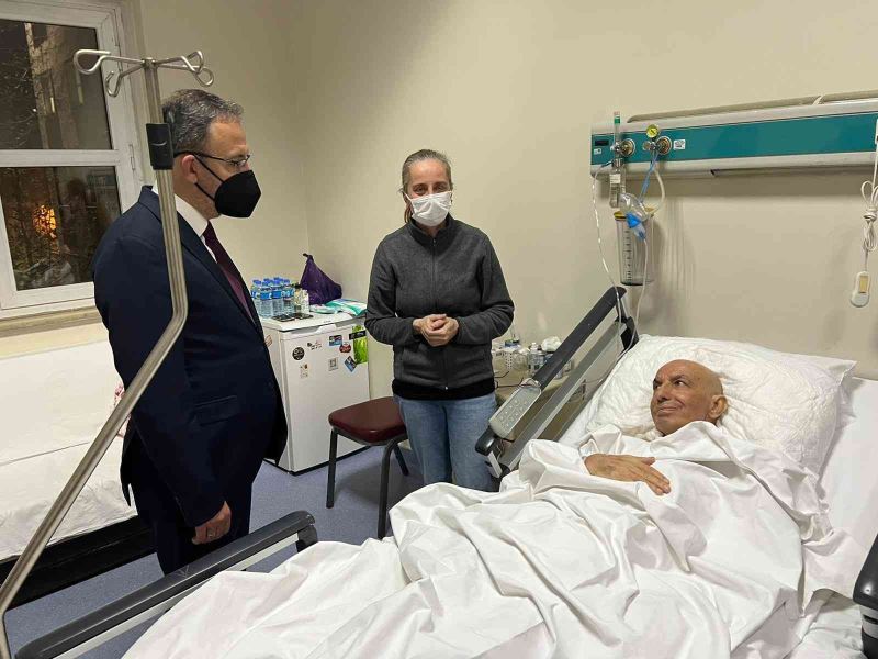 Bakan Kasapoğlu, foto muhabiri Vedat Yangın’ı ziyaret etti
