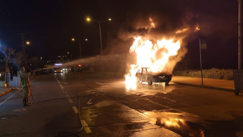 Arnavutköy’de otomobil alev alev yandı