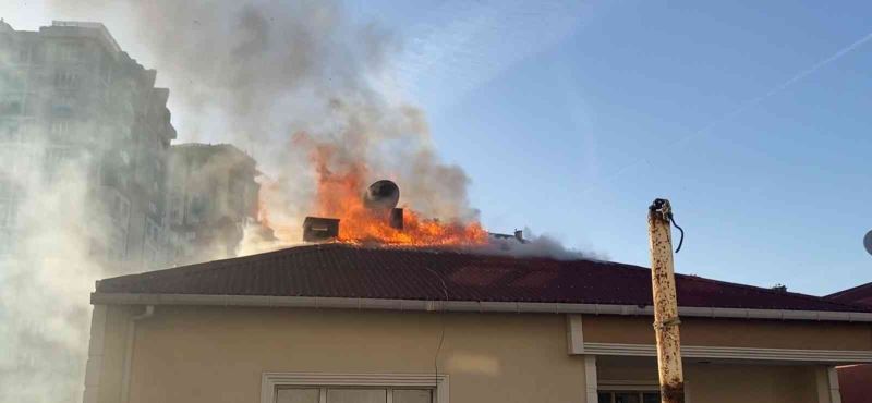 Ataşehir’de apartmanın çatısı alev alev yandı, mahalleli sokağa döküldü