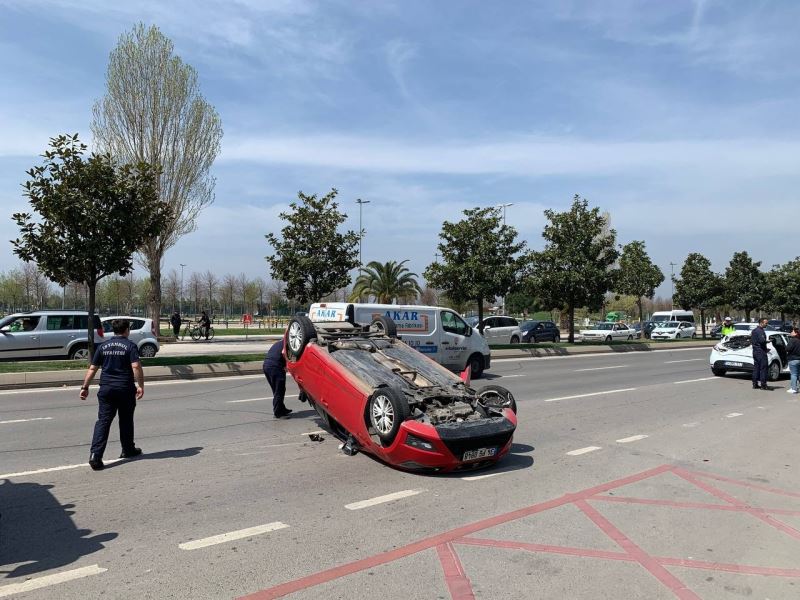 Maltepe’de feci kaza: Kontrolünü kaybeden sürücü, seyir halindeki 3 araca çarparak takla attı