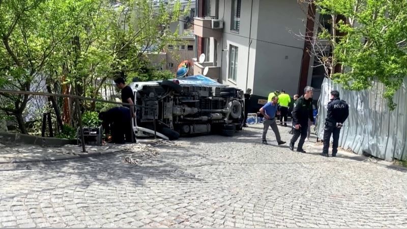 Beşiktaş’ta kamyonet yokuşta devrildi: 2 yaralı