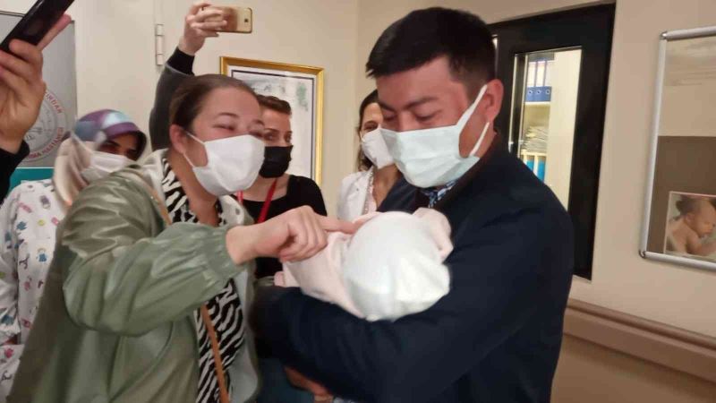 Eşini Özbekistan’da defneden baba, 4 ay sonra Türkiye’de bebeğine kavuşmanın mutluluğunu yaşadı
