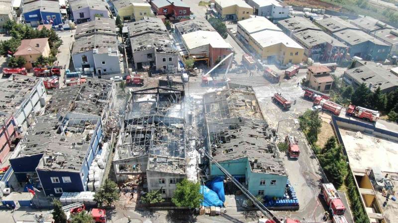 Tuzla’da patlamanın ardından yanan fabrikada 7 kişi yaralandı, 3 kişiden haber alınamıyor