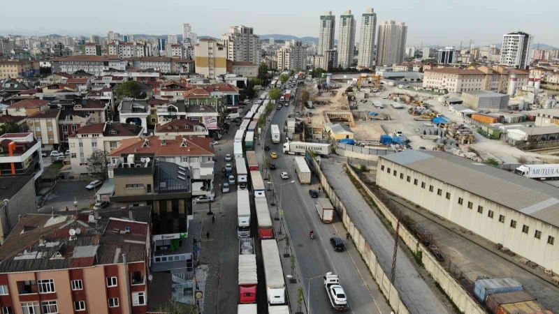 Ataşehir’de gümrük müdürlüğü önünde kontak kapattıran tır kuyruğu
