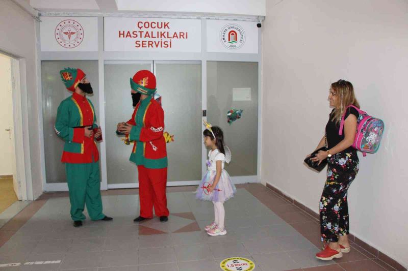 Hastanede çocuklara Hacivat-Karagöz’lü bayram sürprizi
