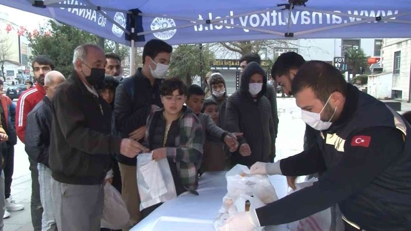 Arnavutköy’de iftarda yolda kalanlara iftariyelik ikramı
